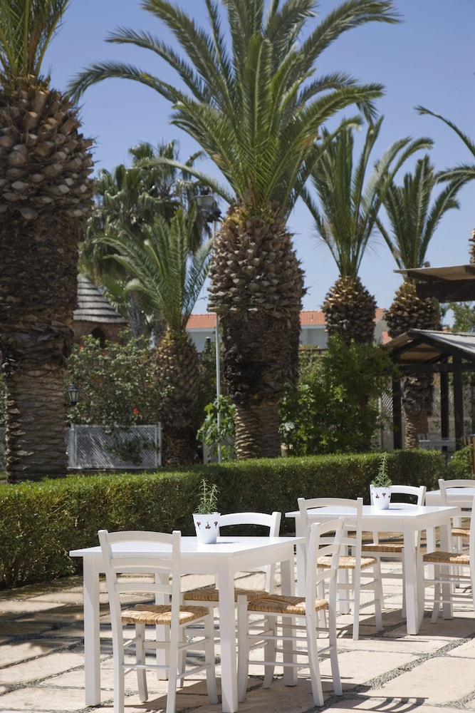 Sandy Beach Hotel & Spa 61/66