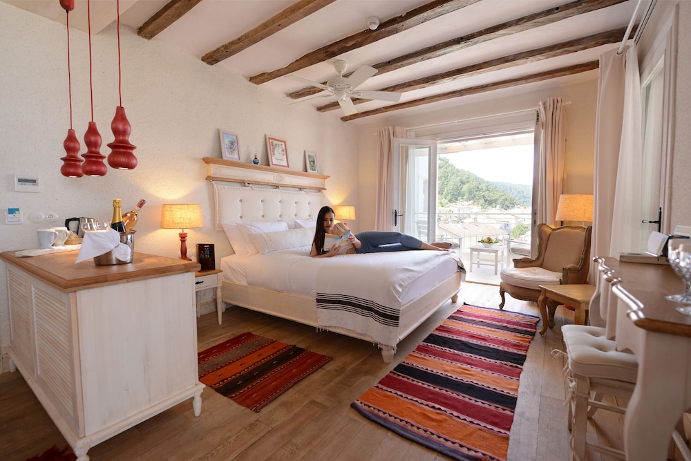 Deluxe, Suite, King Bed, Sea View, Sofa, Hot Tub