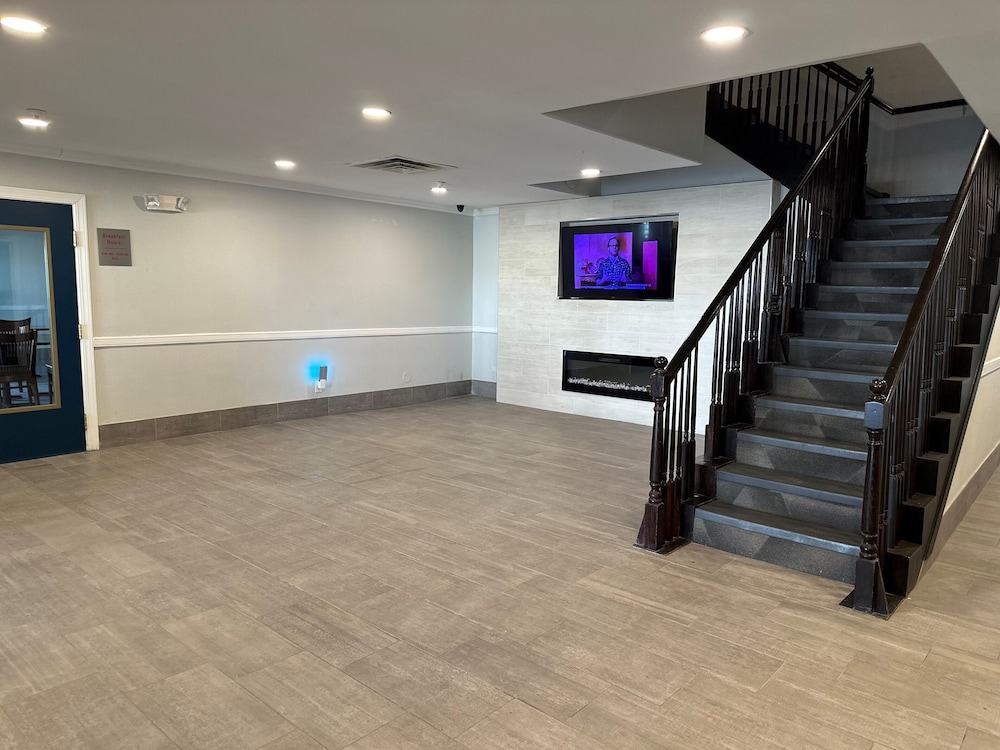 Hawthorn Extended Stay by Wyndham Hobbs 40/50