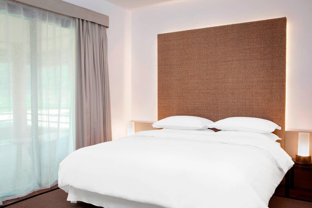جناح بسرير كينج بإطلالة على الحديقة بشرفة بغرفة نوم واحدة مع أريكة، Sheraton New Caledonia Deva Resort & Spa 2/2