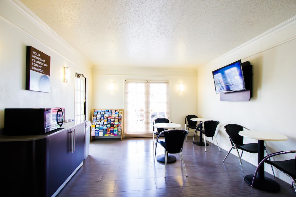 Motel6 Austin, TX - Midtown 25/27