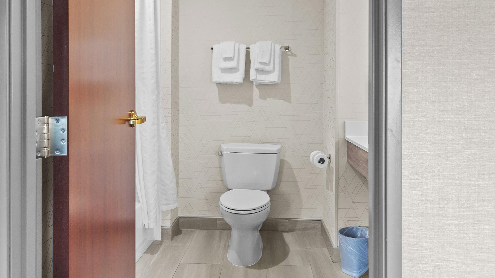 Suite, Multiple Beds، Holiday Inn Express Hotel And Suites Manchester Airport 9/10