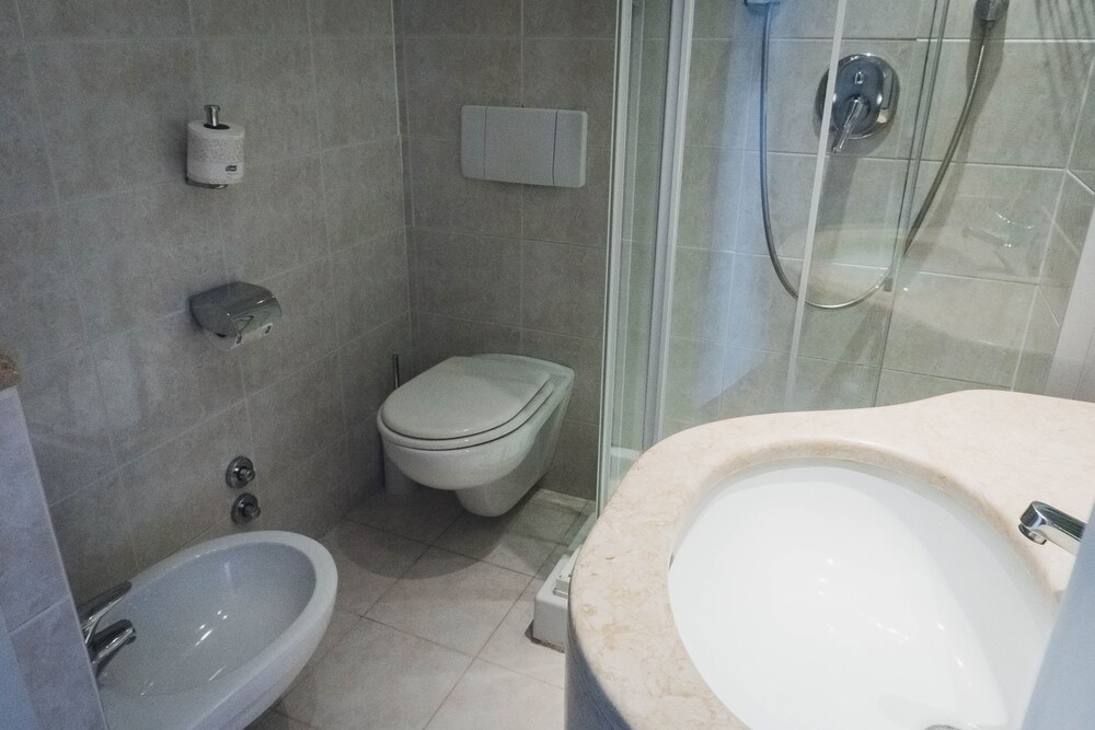 غرفة بسرير مزدوج بإطلالة على البحر بشرفة، Hotel Bobby Executive 7/9