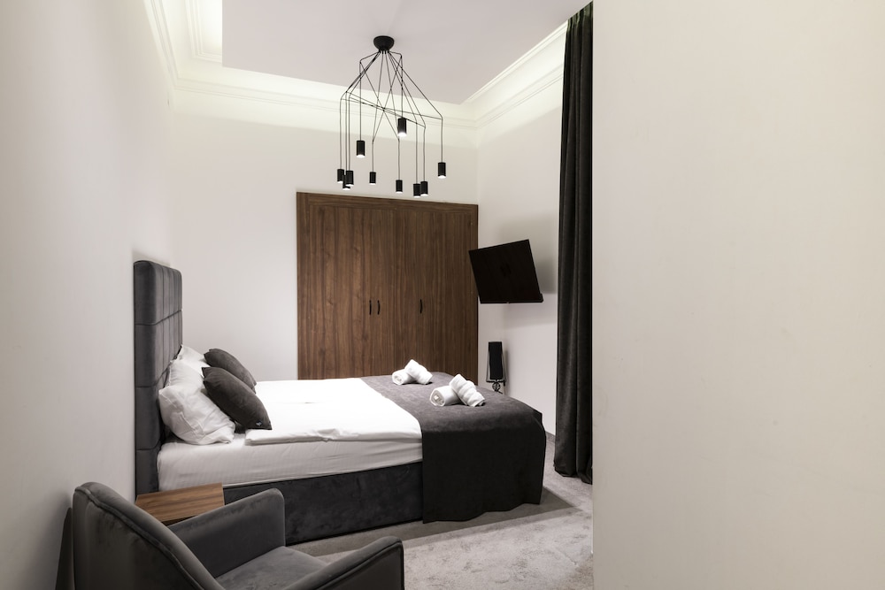 Kings Palace Suites 36/50