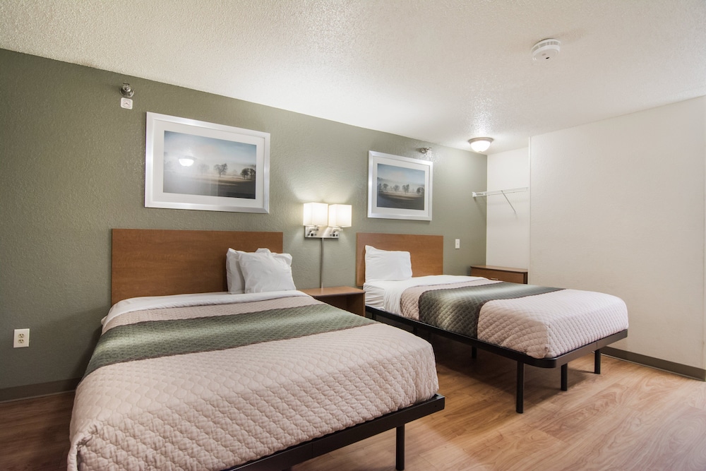 EFFICIENCY, 2 QUEEN BEDS