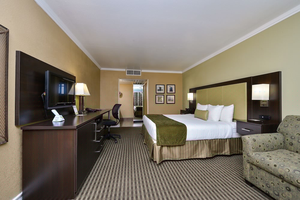 Royal Sun Inn & Suites 4/25