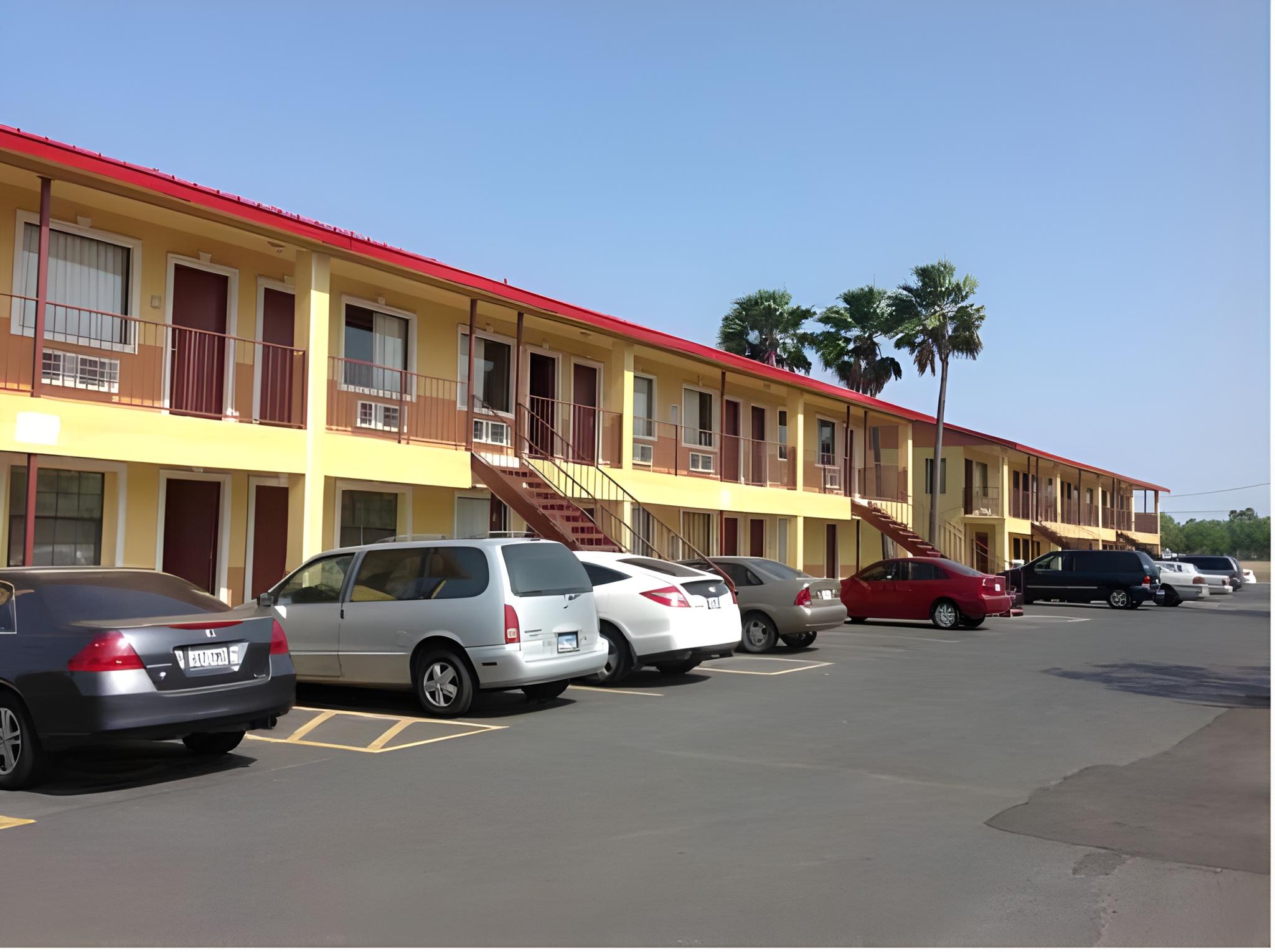 Deluxe Inn Airport 20/26