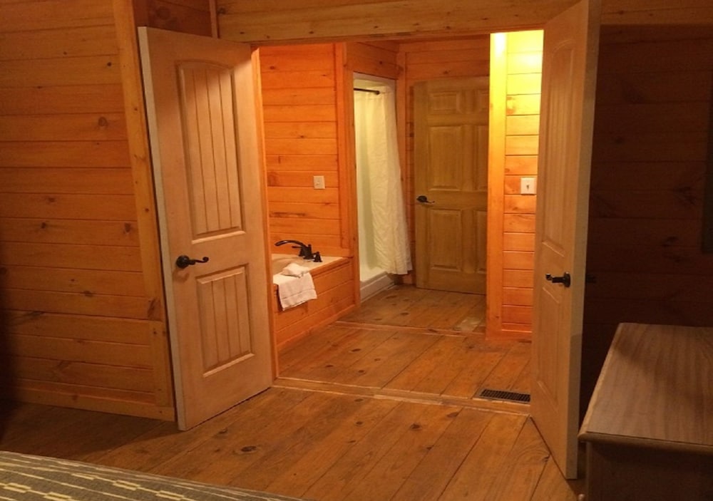 The Smokehouse Lodge and Cabins 37/75