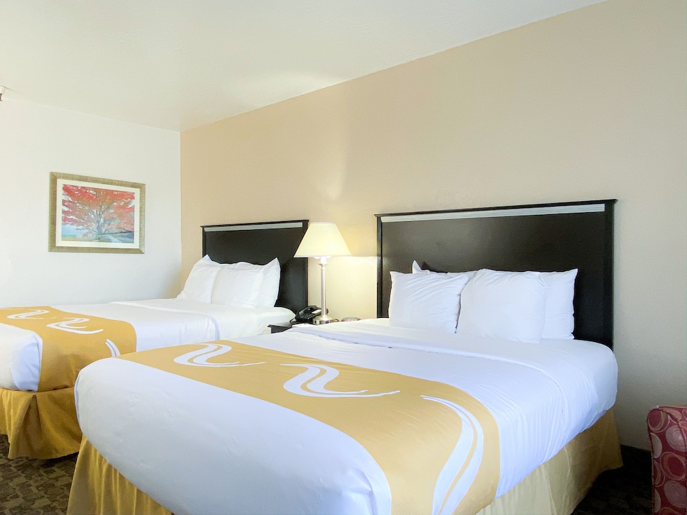 Quality Inn Vernal Near Dinosaur National Monument 10/43