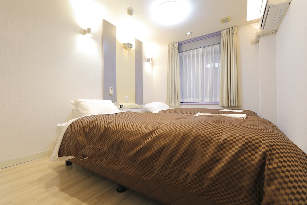 ROOM, TWIN BEDS