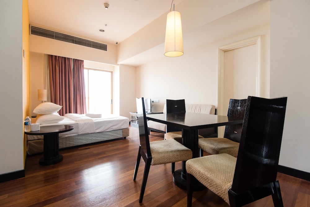 W Studio Resort Suites At Pyramid Tower 15/37