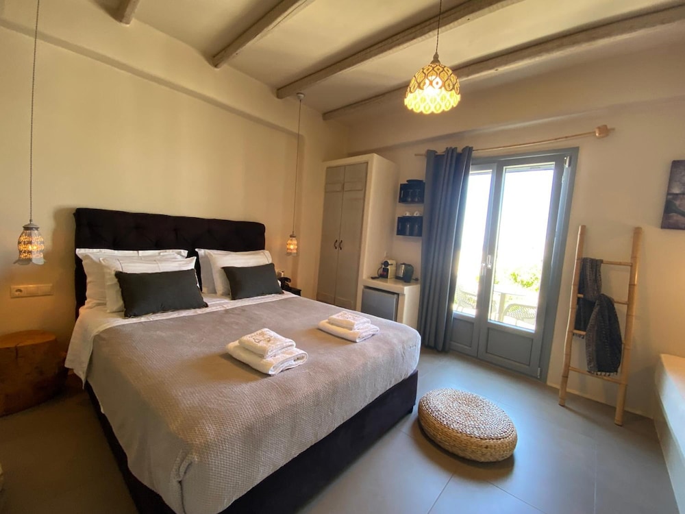 Ampelos Suites 6/30