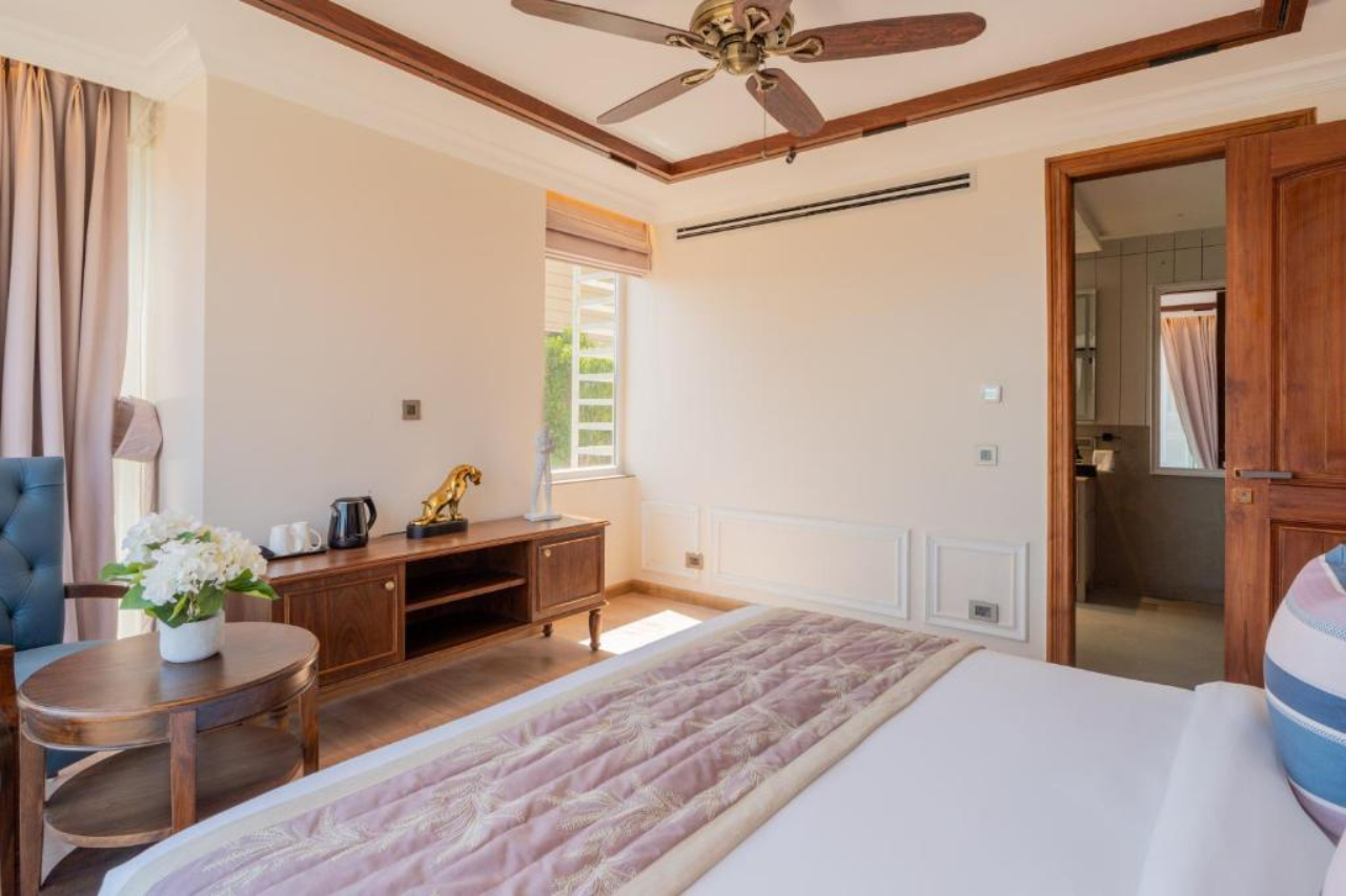 ELIVAAS prive The Royce Daisy Ultra Luxe 4 BHK Villa With Pvt Pool Jacuzzi 360 Hill Views 10/29