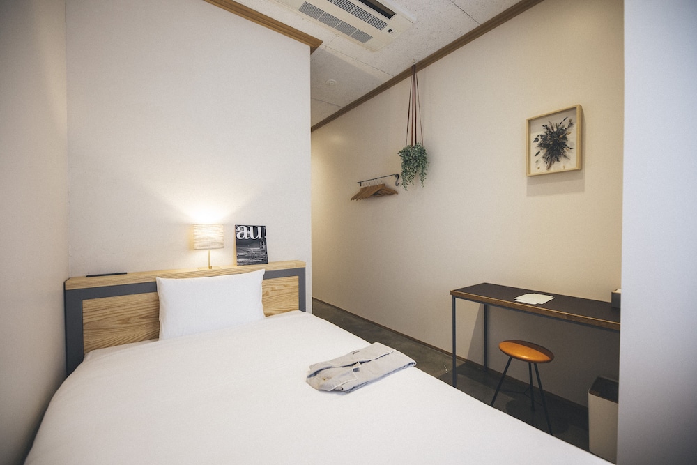 ROOM, SINGLE