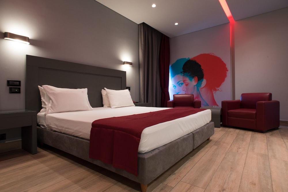 EXECUTIVE, STUDIO, SUITE, BALCONY