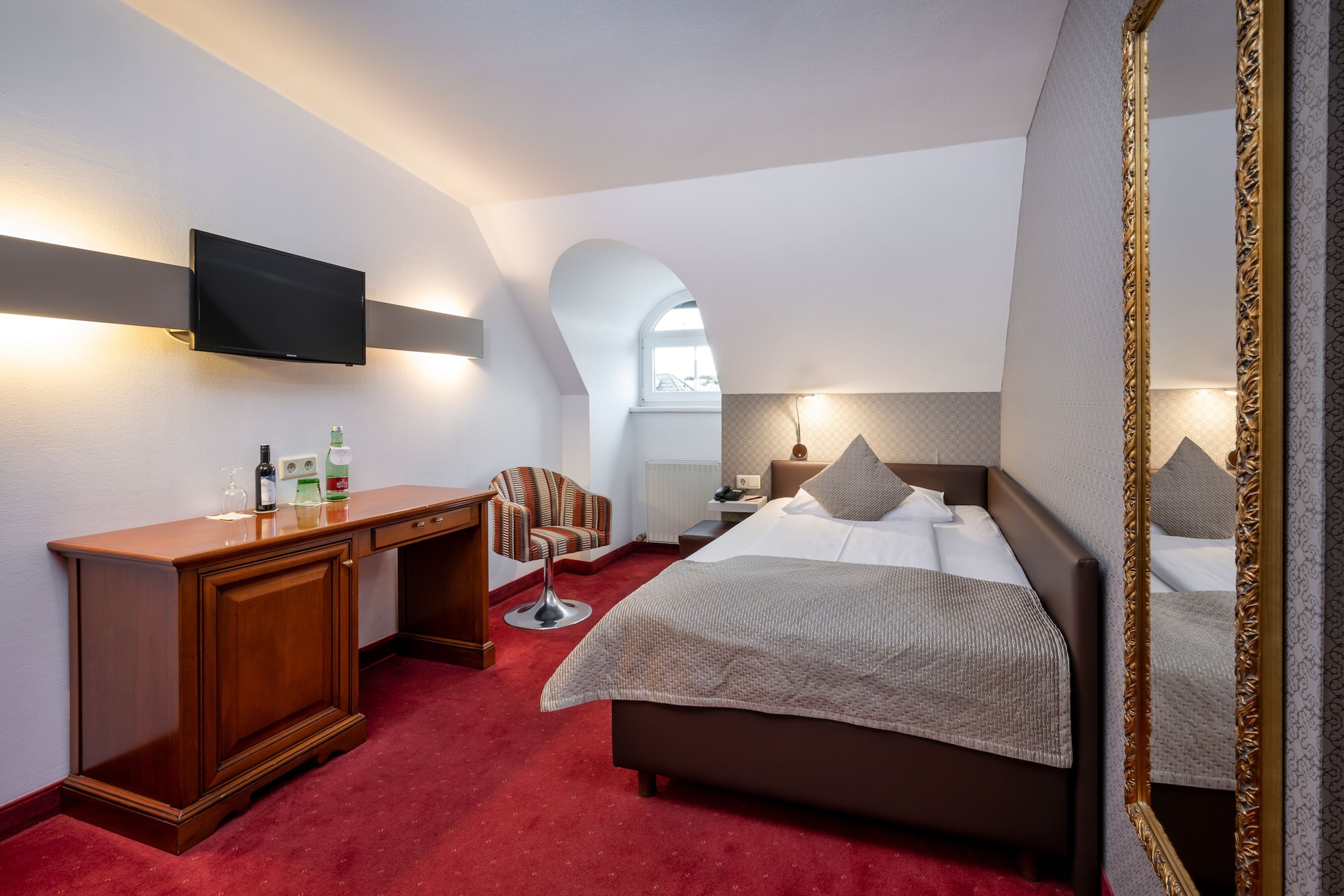 ROOM, SINGLE