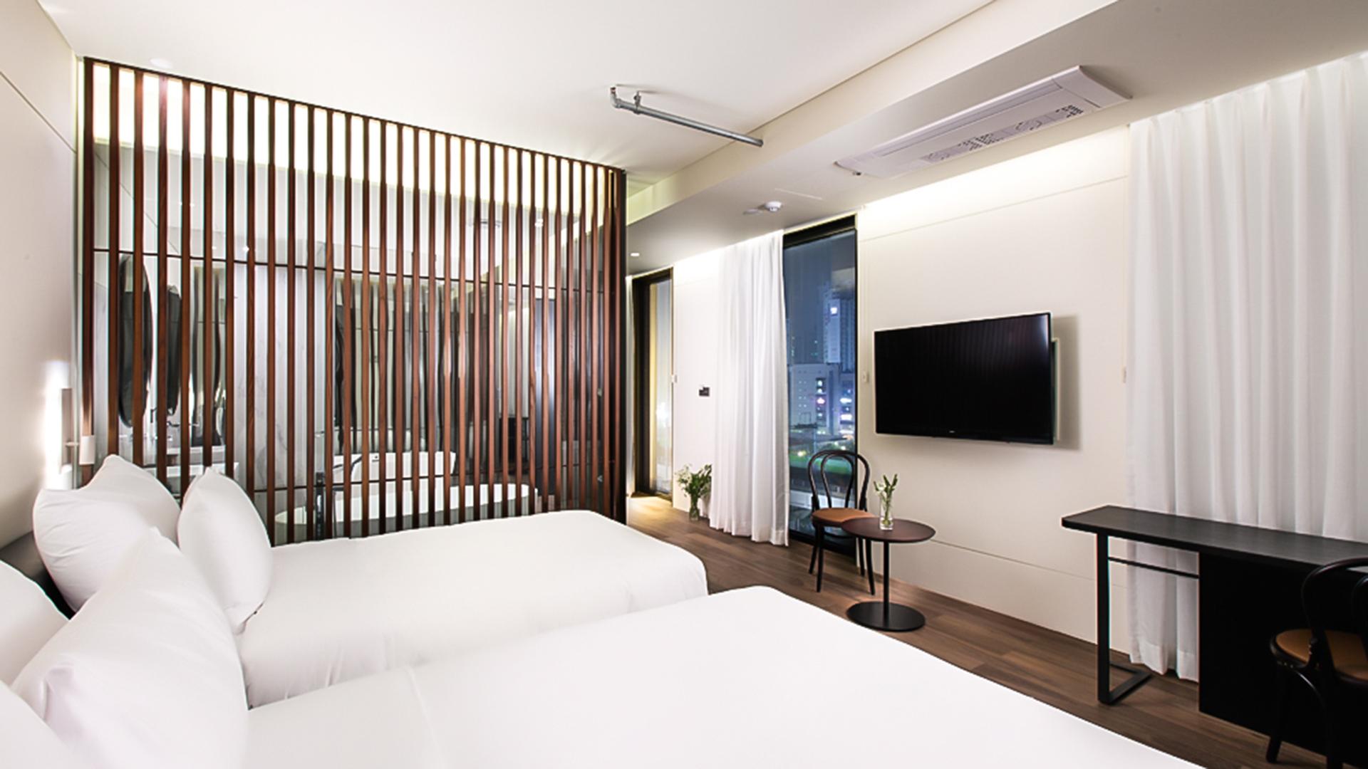 Semi Room, Family, Twin Beds, 1 Double and 1 Single Bed