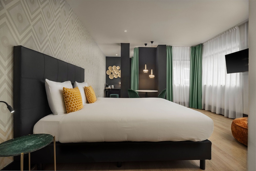 DELUXE, DOUBLE BED