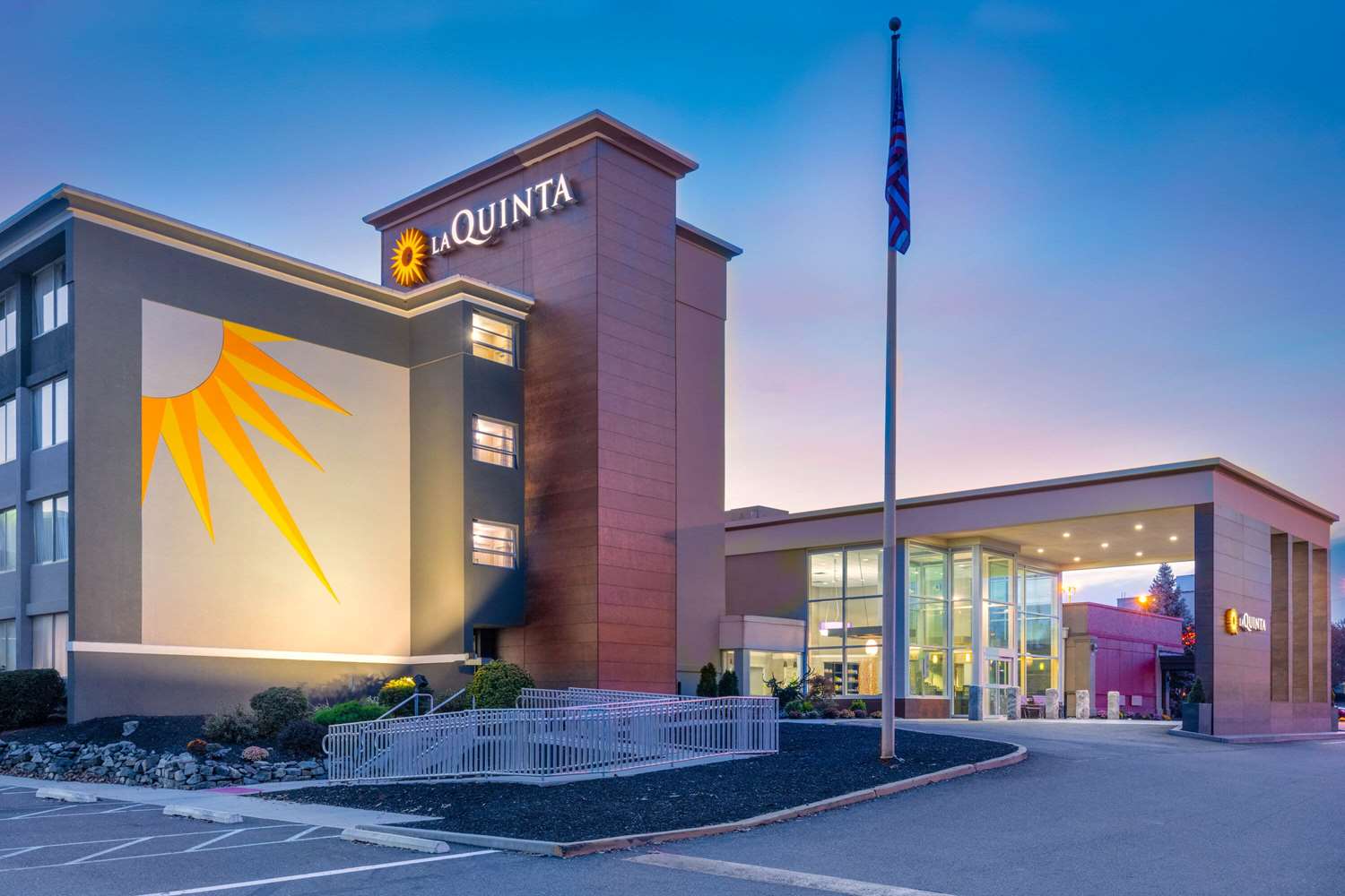 La Quinta Inn & Suites by Wyndham Clifton/Rutherford 44/50