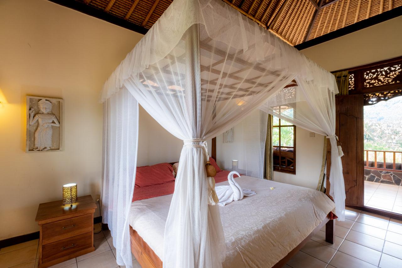 Upstairs, Bungalow