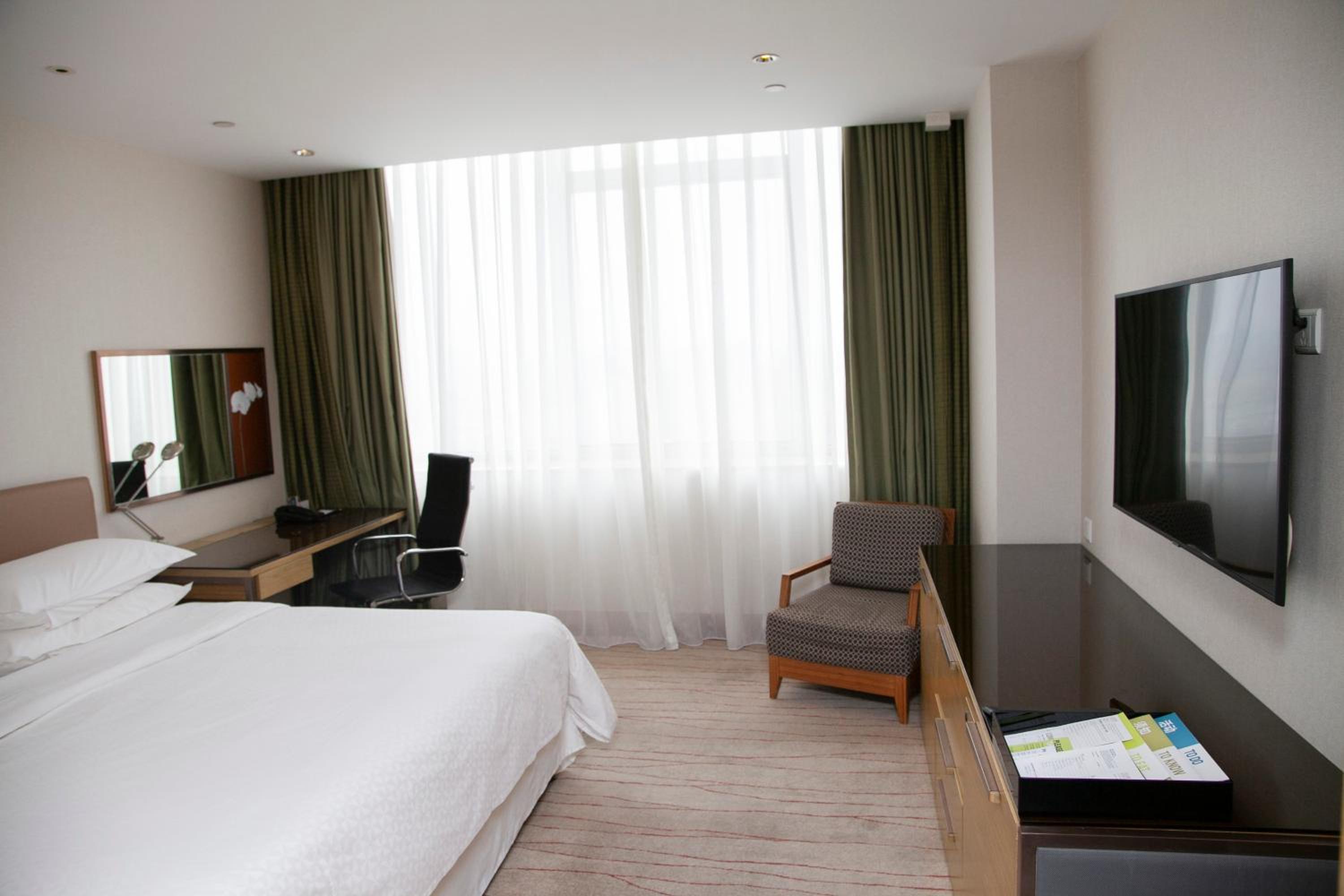 Comfortable Room King Bed، Four Points By Sheraton Shanghai Daning 2/8