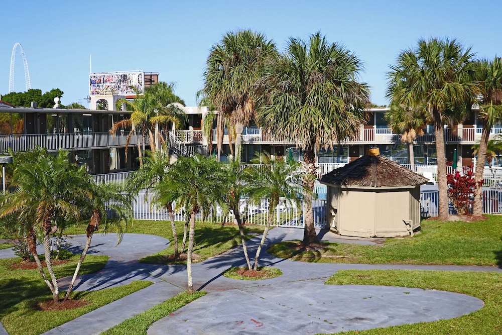 Howard Johnson by Wyndham Orlando/International Drive image