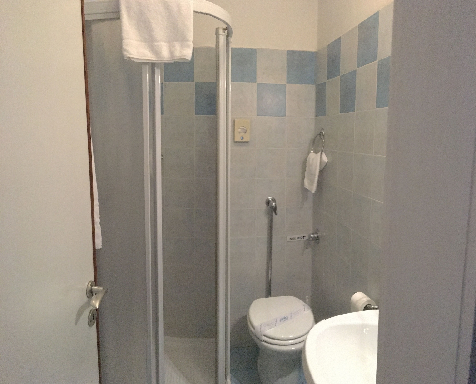 ROOM, SINGLE