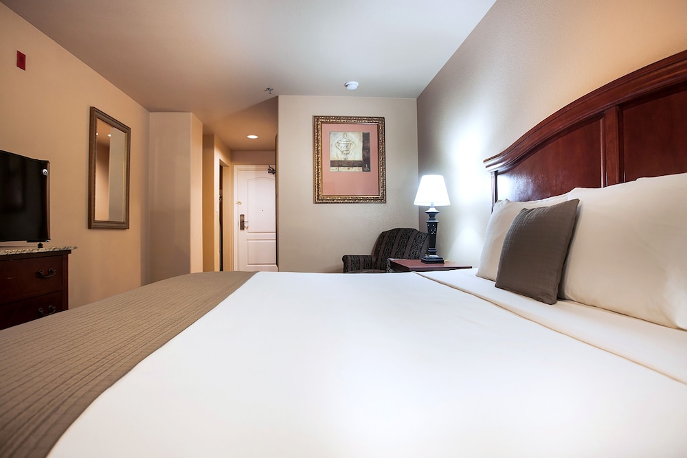 ROOM, KING BED, BALCONY