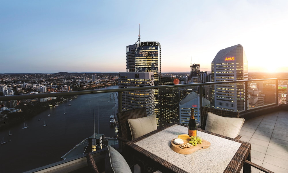 Oaks Brisbane Aurora Suites 60/74