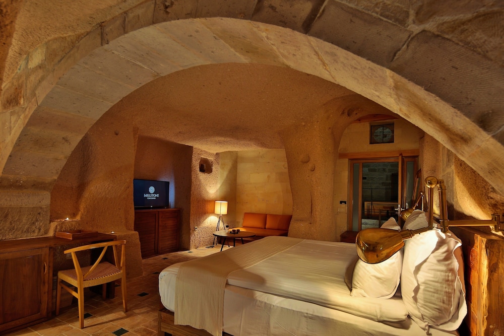 MILLSTONE CAVE SUITES 26/77