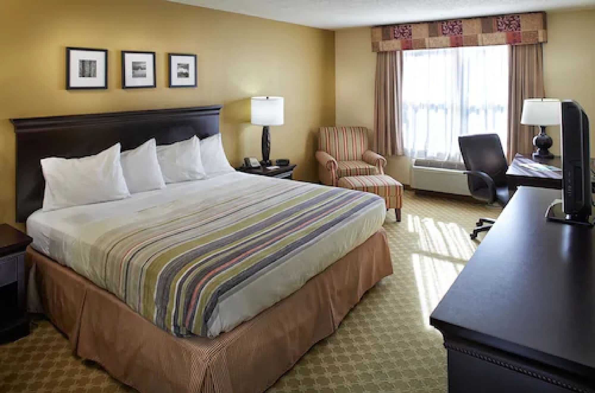 ROOM, KING BED