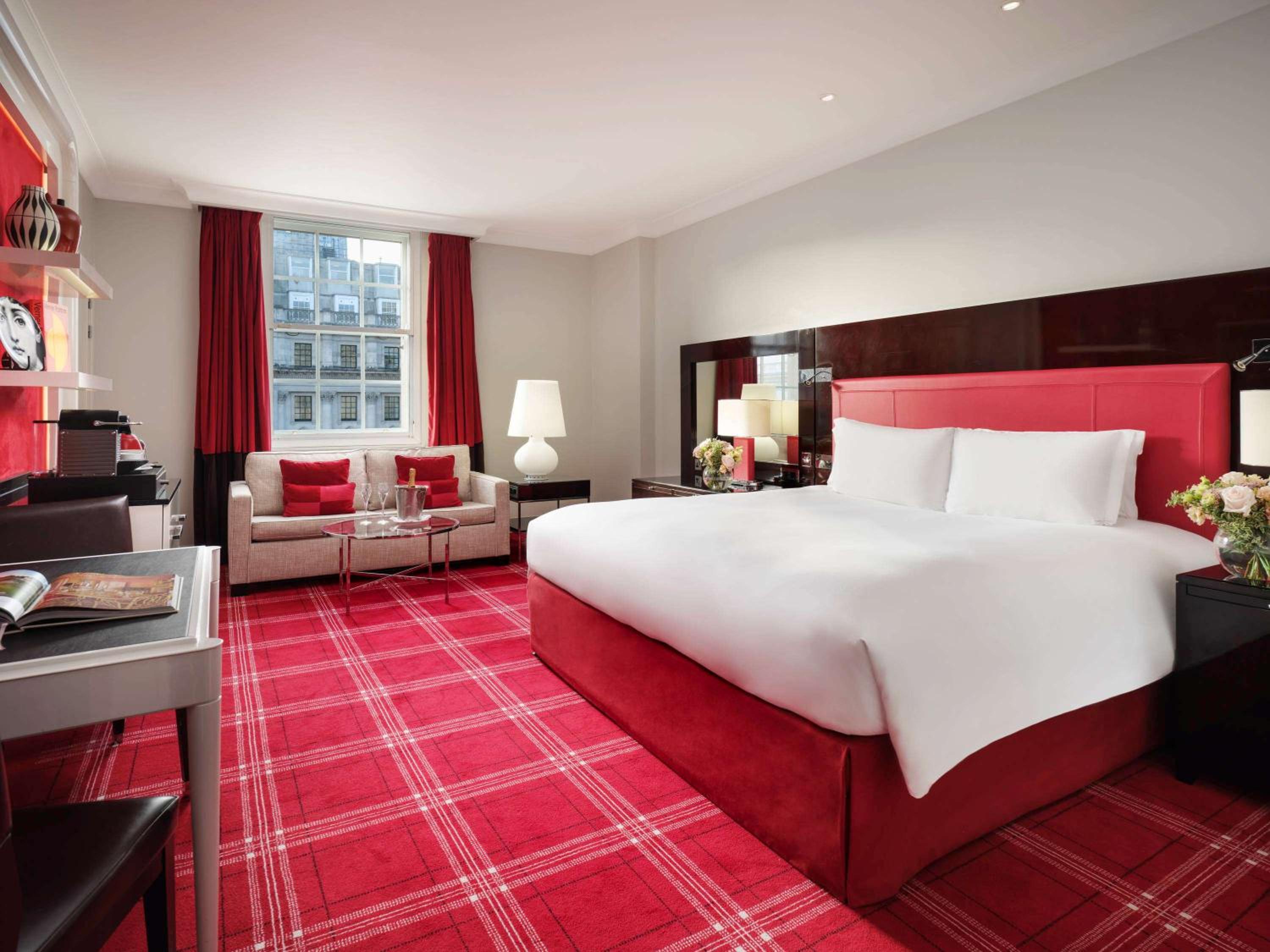 Space, Junior Suite, King Bed, Waterloo View, Living Area