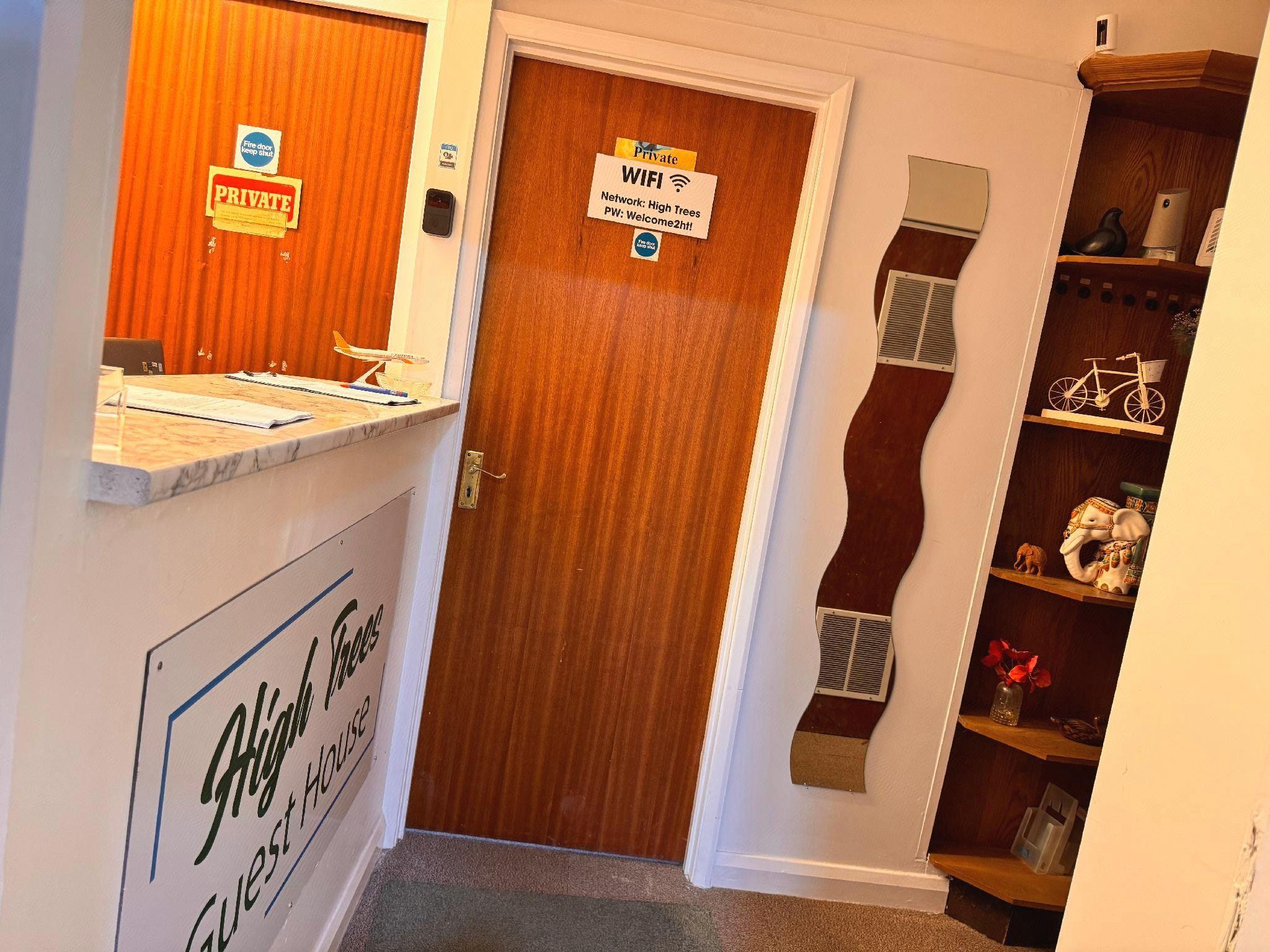 High Trees Guest House Gatwick 15/49
