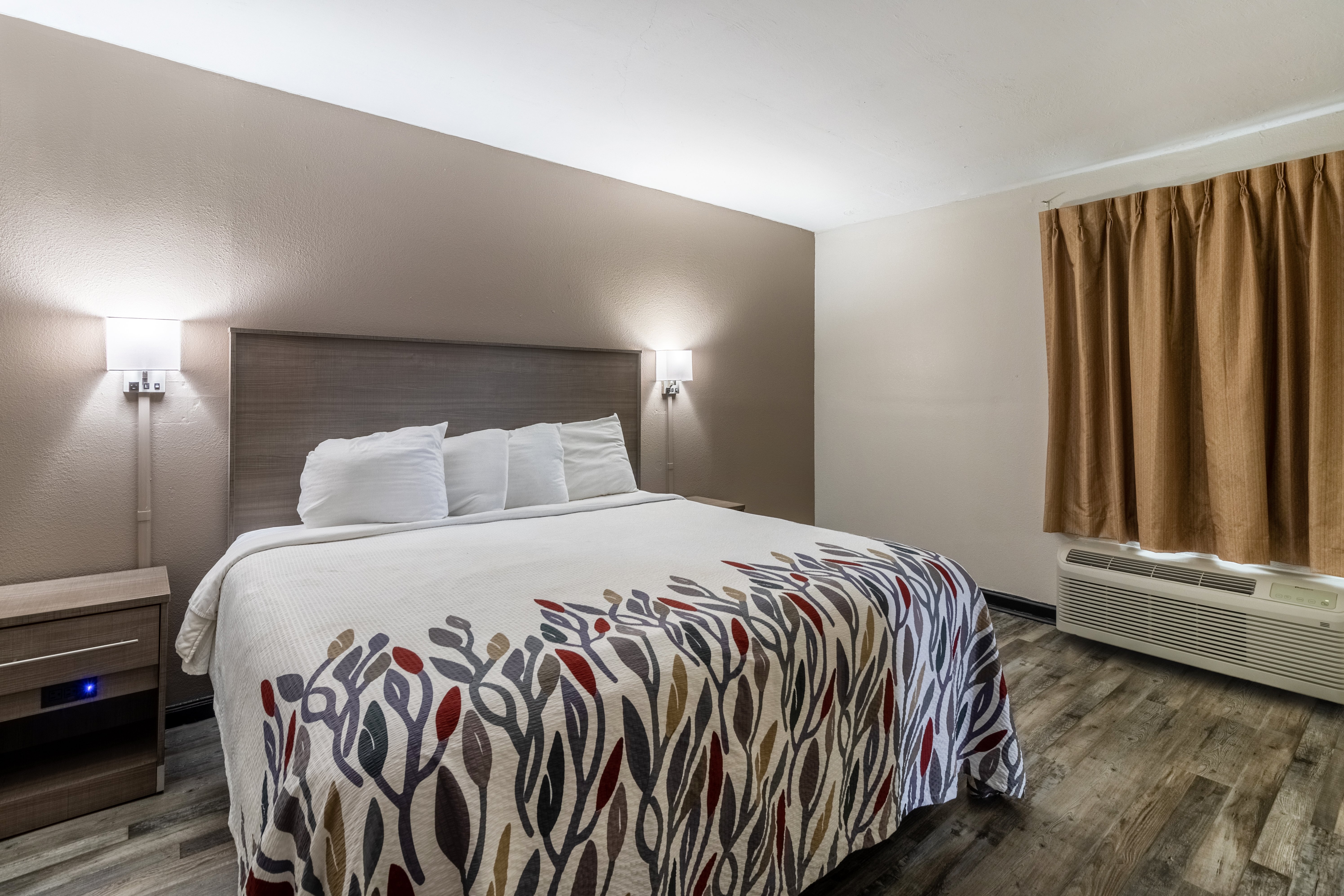 SUITE, KING BED, JETTED TUB