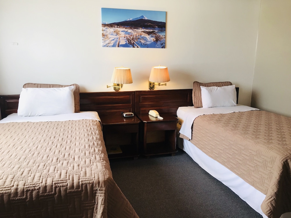 ROOM, TWIN BEDS
