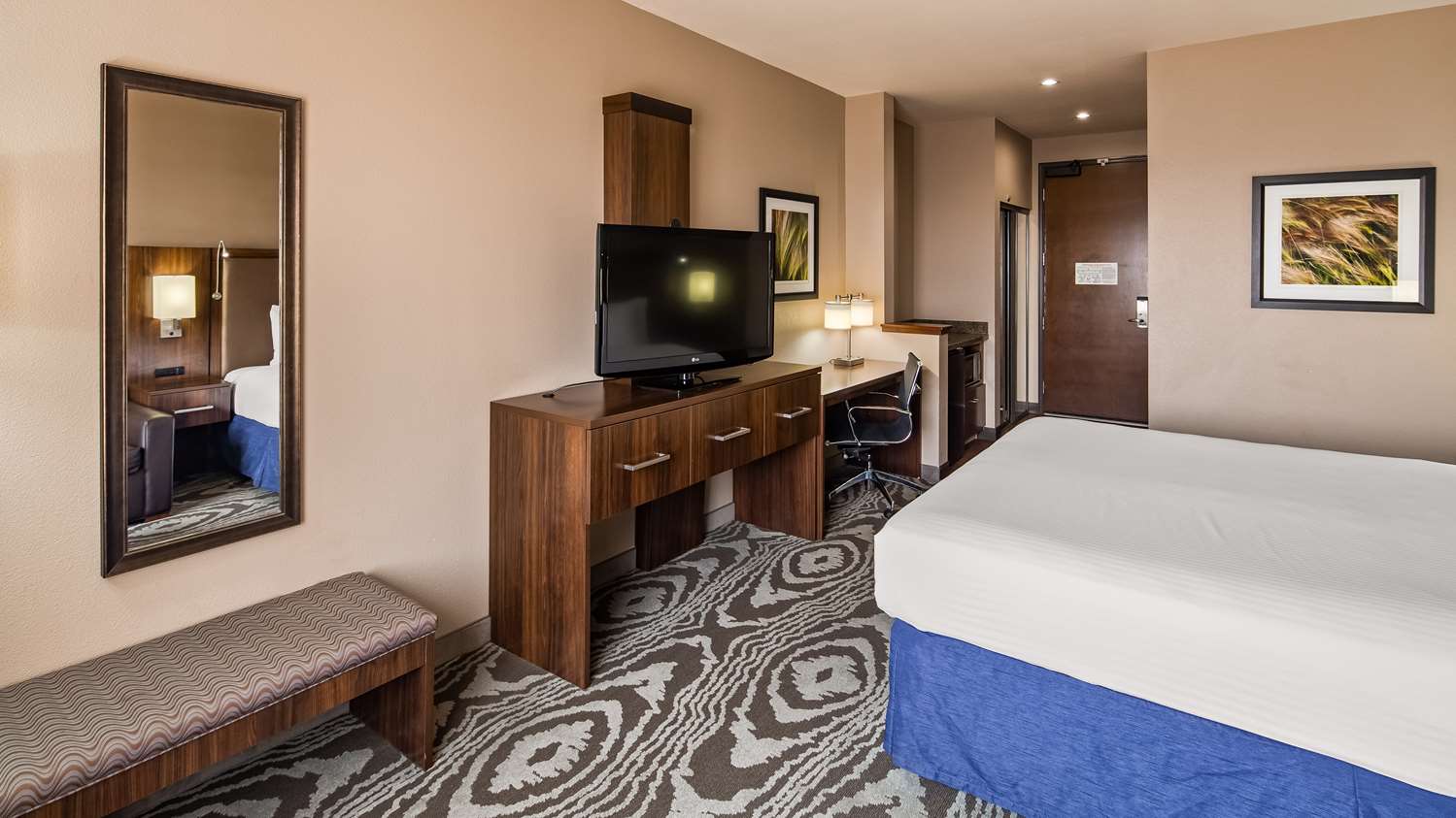 جناح بسرير كينج مع أريكة، Best Western Plus Williston Hotel & Suites 2/8