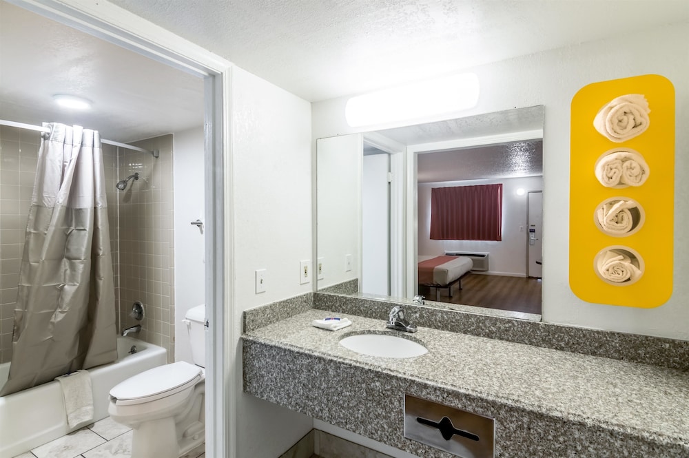 Motel 6 Clinton OK 32/64