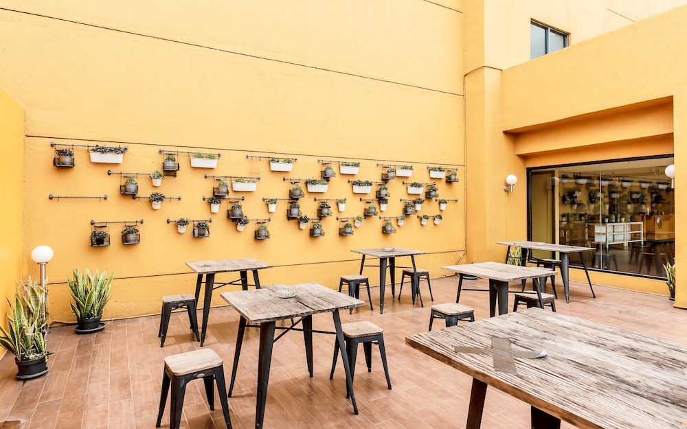 Yellow Bee Hotel 57/68
