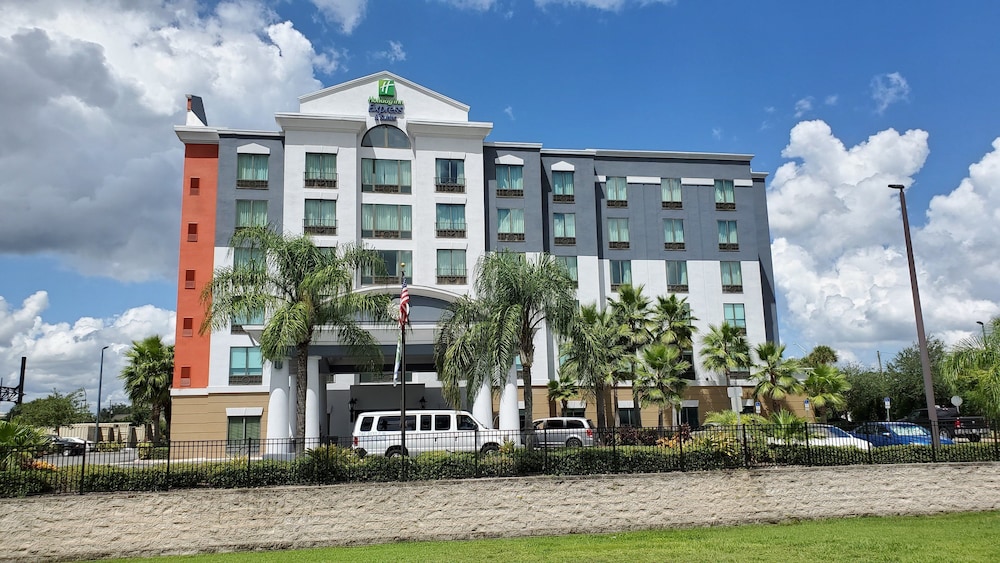 Holiday Inn Express and Suites Orlando - International Drive 1/79