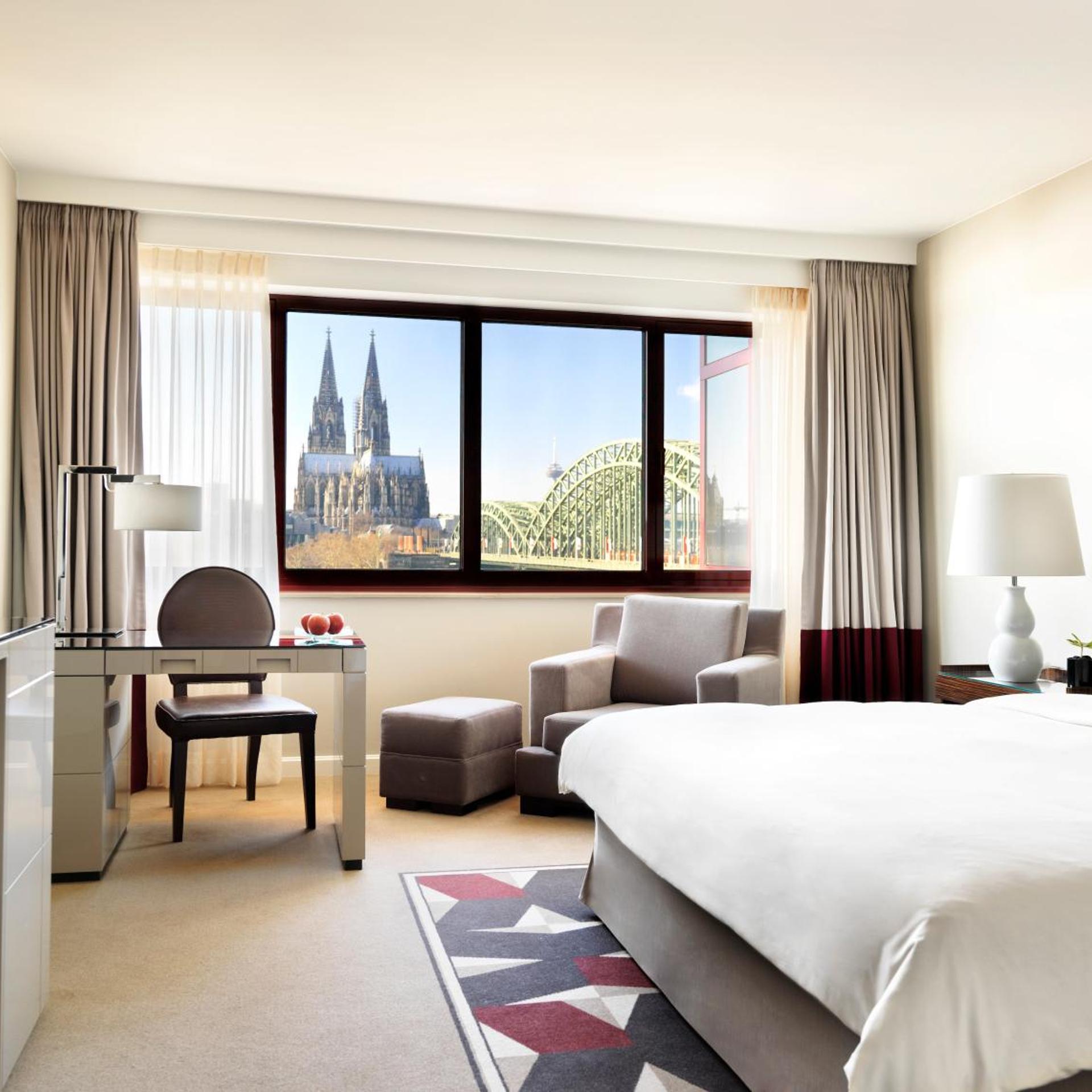 Room, King Bed, Rhale View