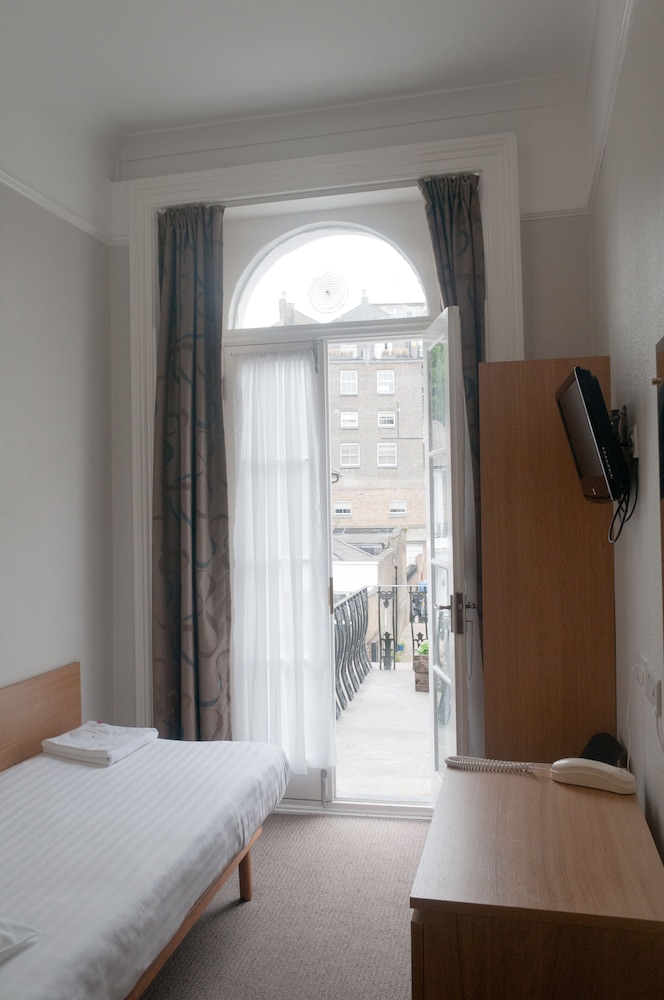 Lords Hotel 38/63