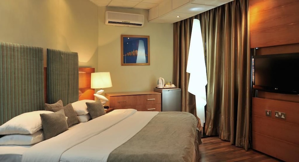 Bon Hotel Delta 7/50