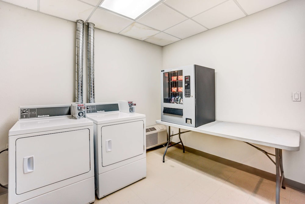 Days Inn by Wyndham Stony Plain 16/44