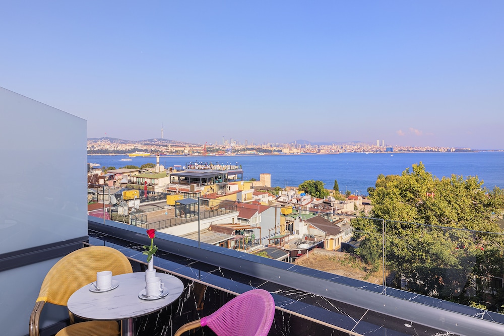 The Magnaura Palace Hotel 81/87