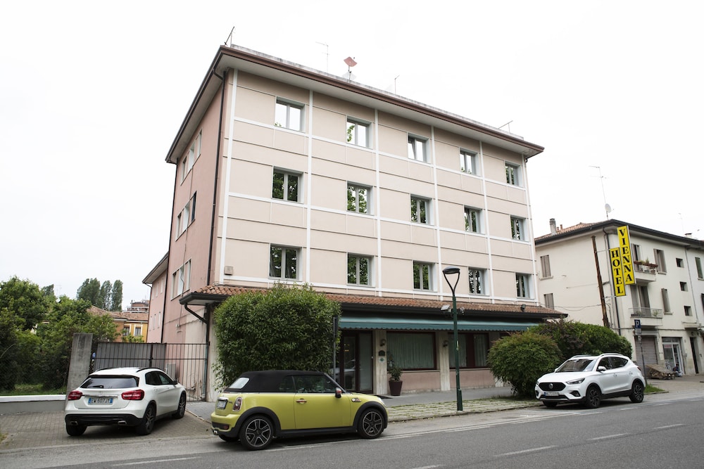 Vienna Hotel 48/53