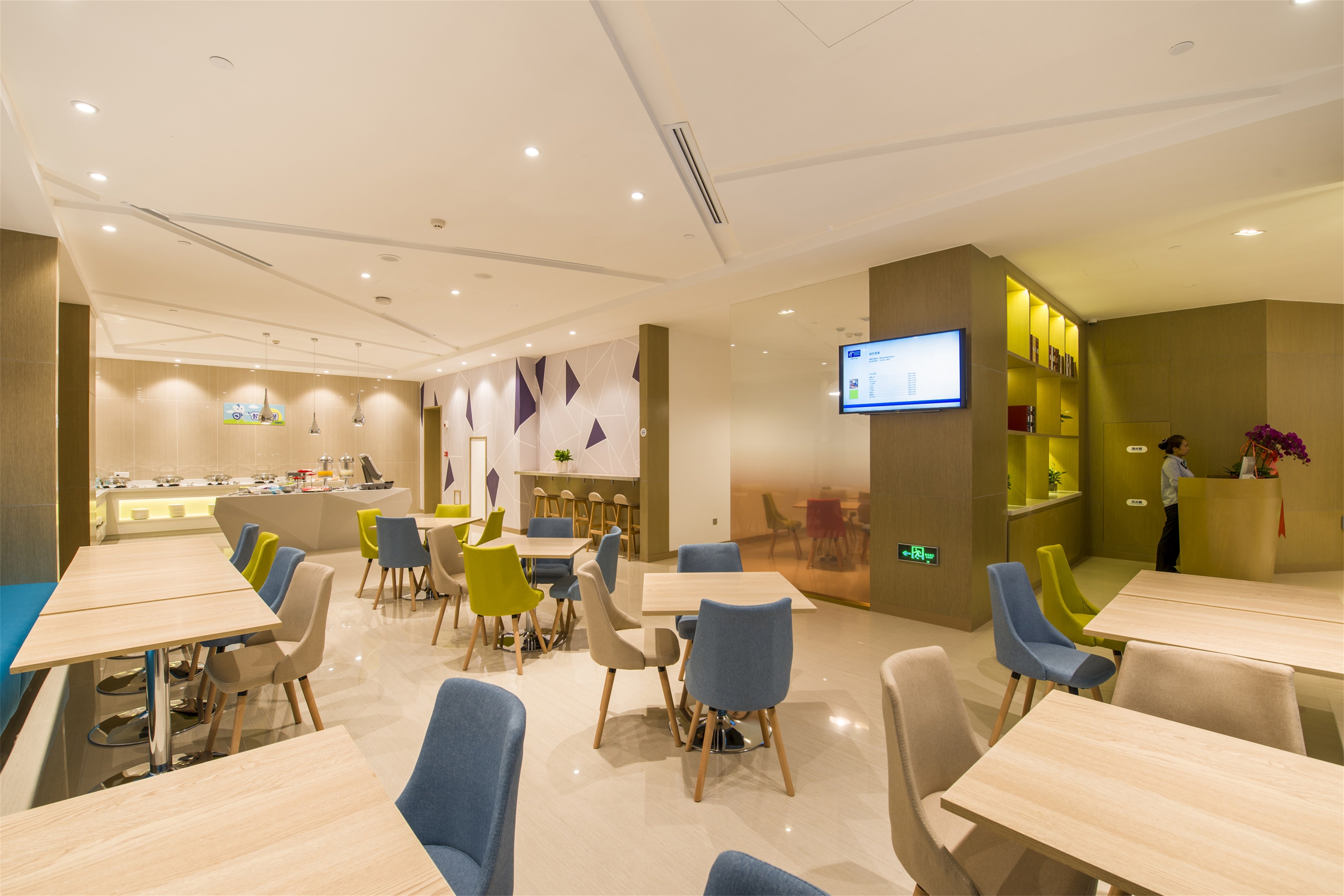 HOLIDAY INN EXPRESS CHENGDE DOWNTOWN 67/86