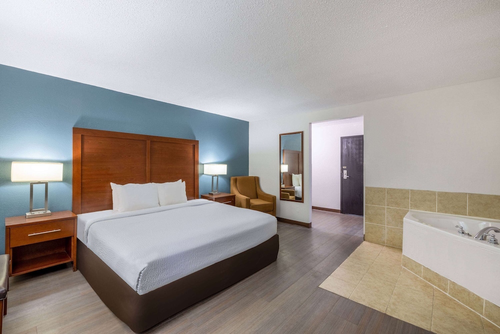 Travelodge by Wyndham Brooklyn Center 25/48