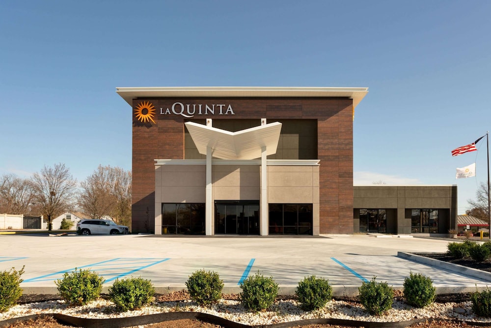 La Quinta Inn & Suites by Wyndham St Louis Route 66 2/47