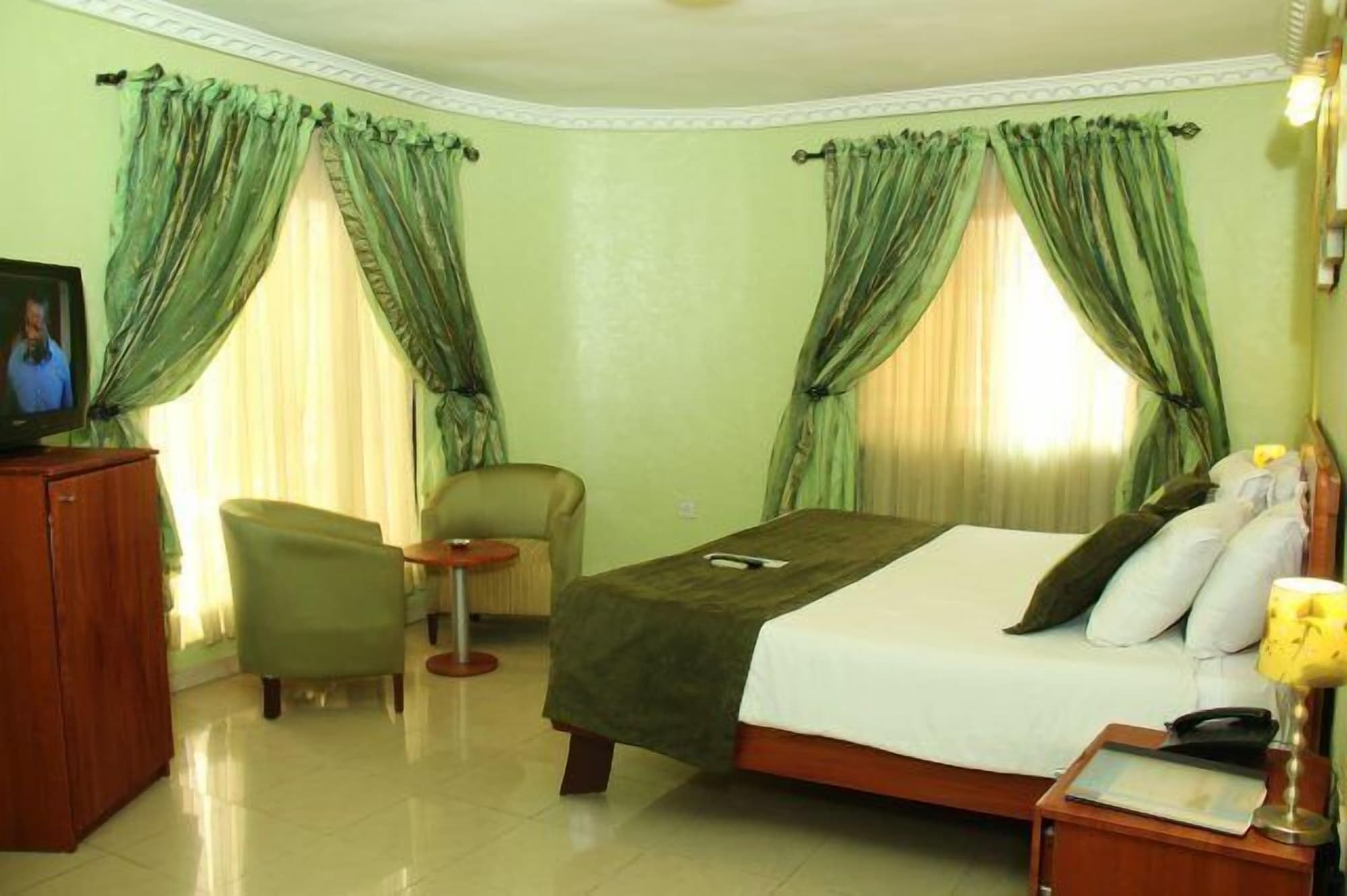 EXECUTIVE, DOUBLE OR TWIN BED