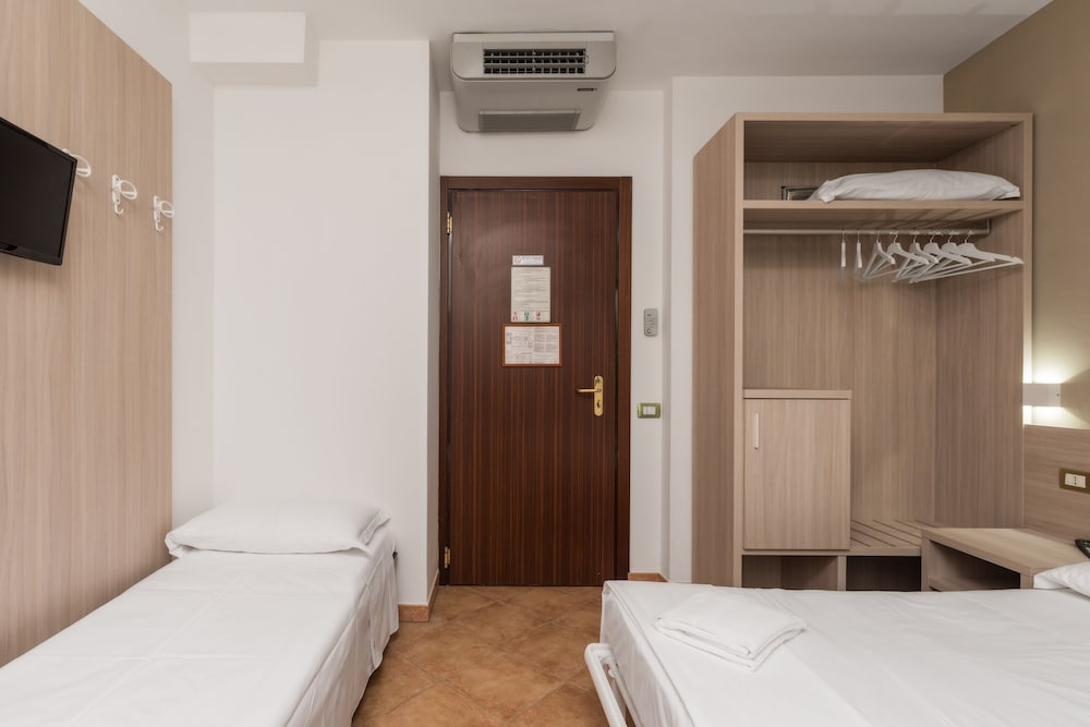 ROOM, TRIPLE, 1 DOUBLE AND 1 SINGLE BED